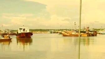 鏟車助推8200噸散貨船“遠景發(fā)展”氣囊上排下水，吉水接水順利